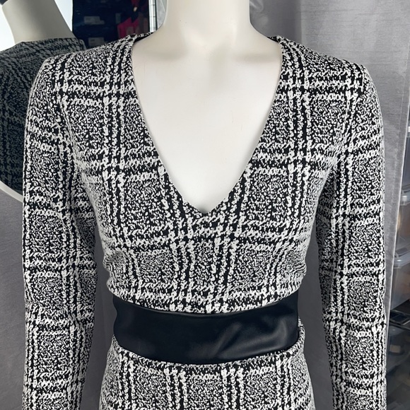 Michael Kors! Look sharp in this one! - Picture 2 of 10